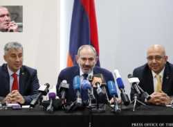 Լոս-ի մամլո ասուլիսի  ժամանակ պարզորոշ ճախրում էր նրանց հովանավորի, գաղափարական ուսուցչի և տիրոջ չարագուշակ ստվերը, այն մարդու ստվերը, որի հասցեին անթիվ անեծքները չեն դադարում հնչել իր հրաժարականից նույնիսկ 21 տարի անց.golosarmenii